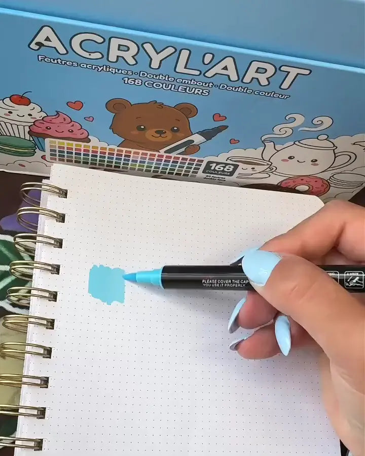 Application d'une couleur bleu clair ACRYL'ART sur une page de carnet